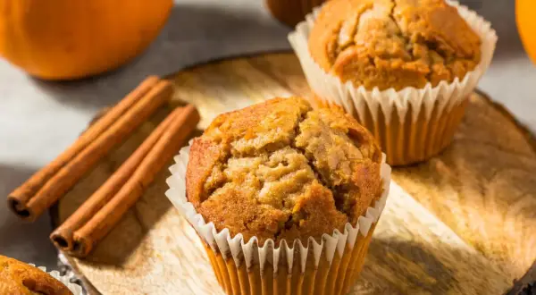 Sekret idealnych babeczek dyniowych: Puree z pieczonej dyni!