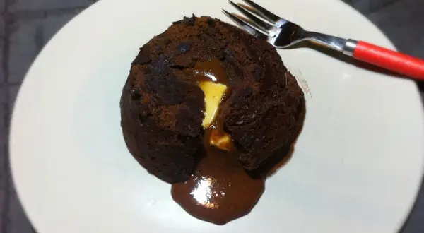 Lava Cake: Płynny środek gwarantowany! Czas pieczenia to klucz.