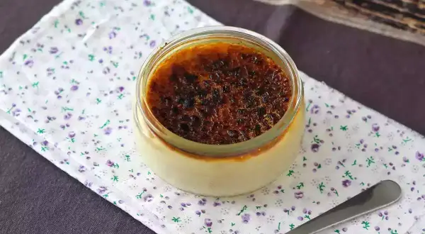 Jak skarmelizować crème brûlée bez palnika? Metoda gorącą łyżką!