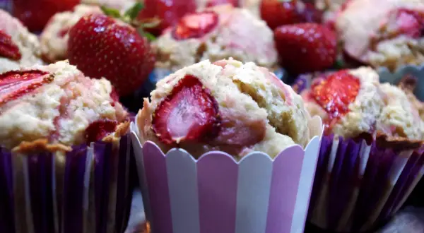 Owoce na dnie muffinek? Poznaj trik z mąką i zapomnij o problemie!
