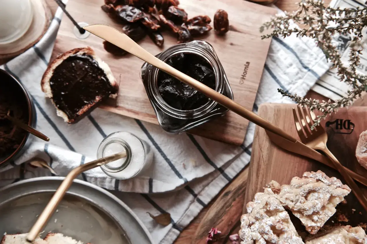 Domowa nutella bez orzechów: daktyle, kakao i mleko tworzą pyszny krem. Idealna na chleb.