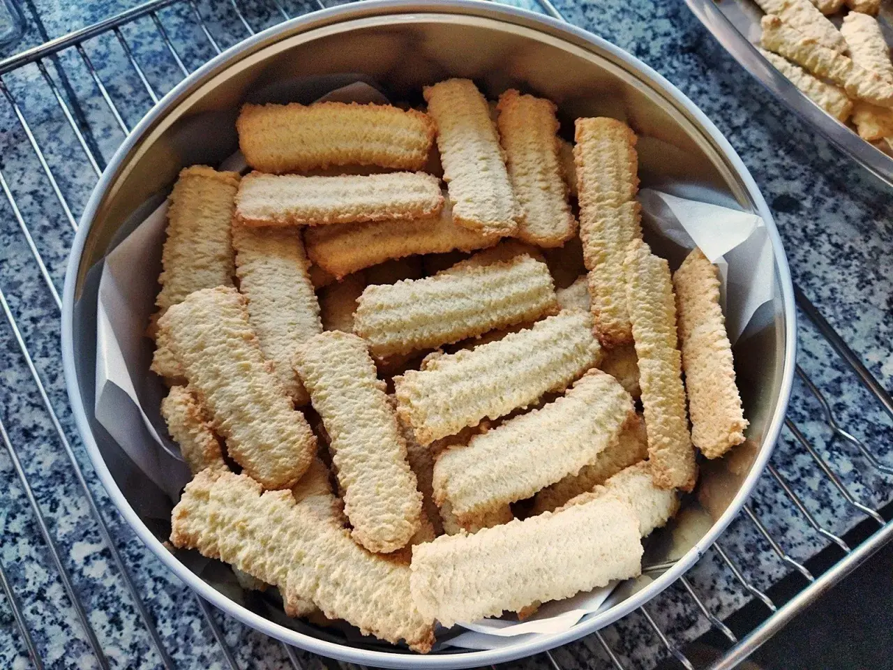 Twarde ciastka kruche? Odkryj przyczyny i piecz idealne!
