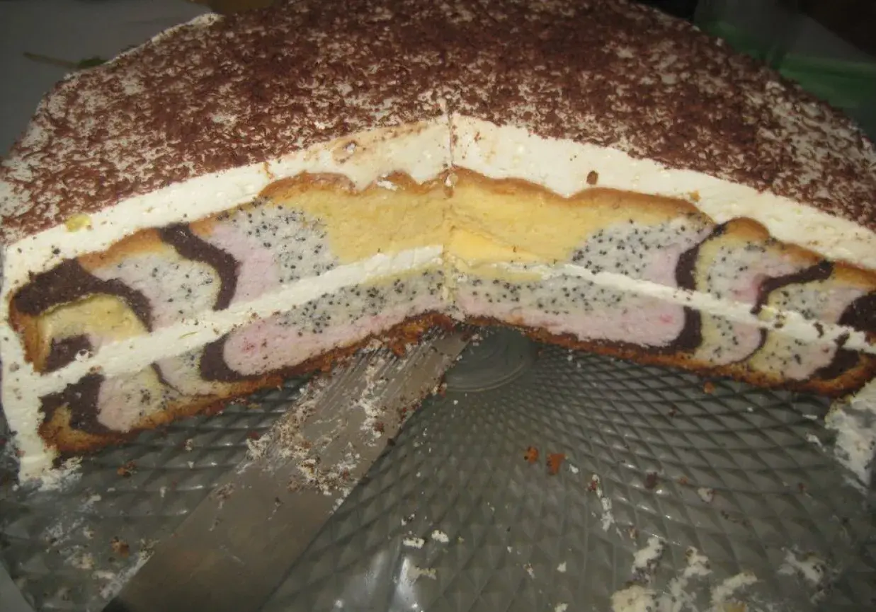 Ciasto tulipan duża blacha z kremem i makowymi warstwami, posypane czekoladą.