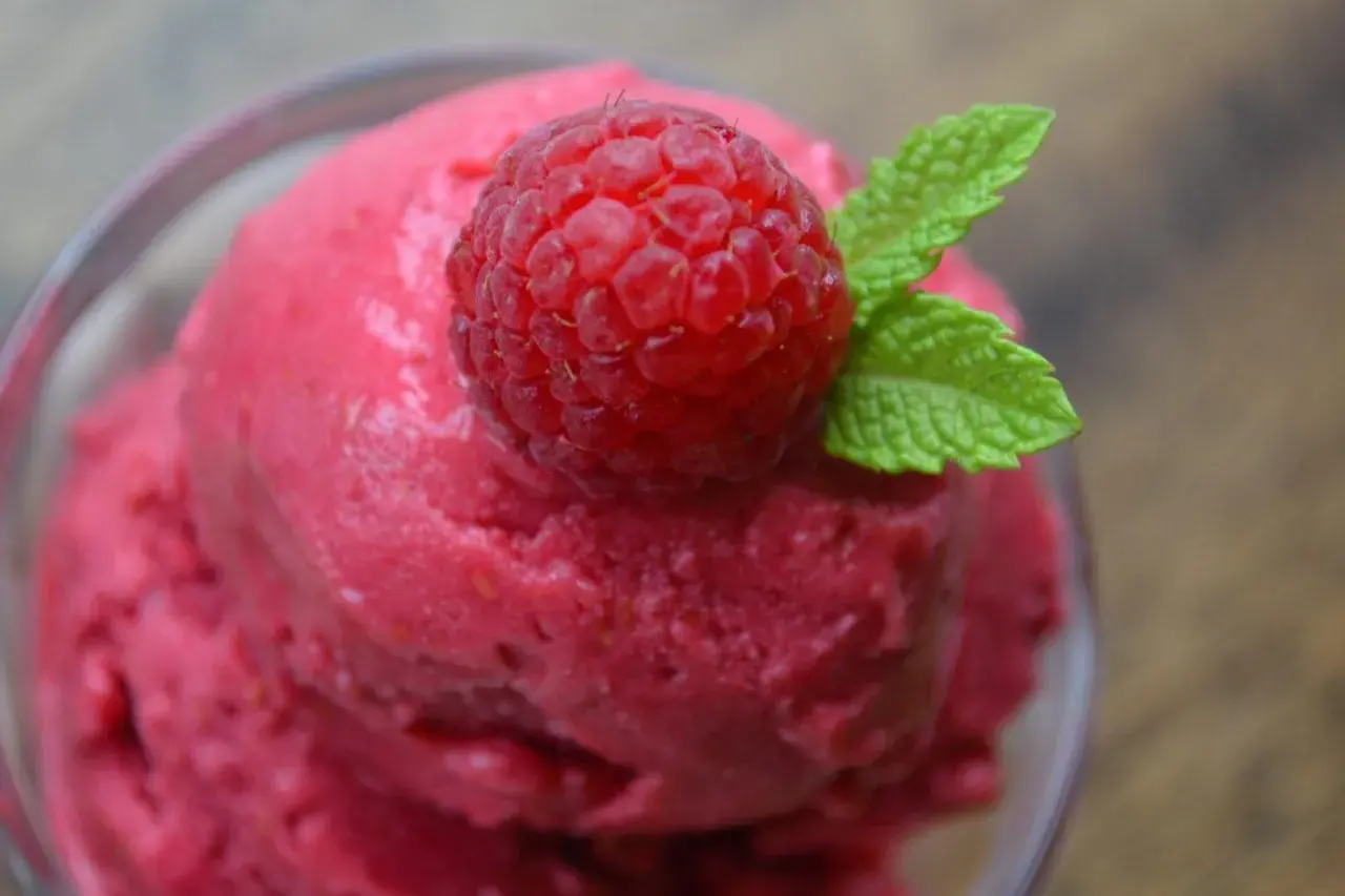 Jak zrobić sorbet, by był kremowy, nie twardy? Sekrety konsystencji