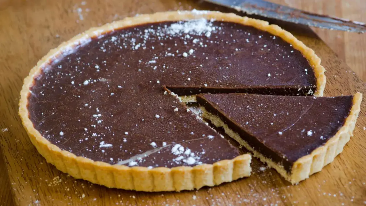 gorąca tarta pękająca przy wyjmowaniu