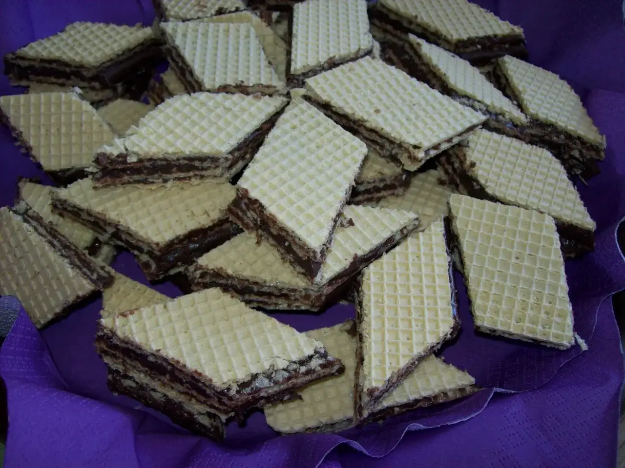 krojenie wafli z masą na romby