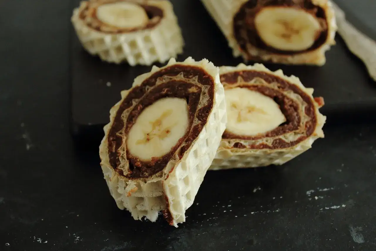 Rolada waflowa z bakaliami i bananem, pyszny deser, który zachwyci każdego.