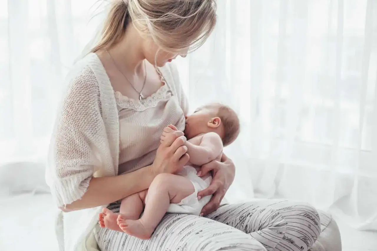mama karmiąca piersią z niemowlakiem