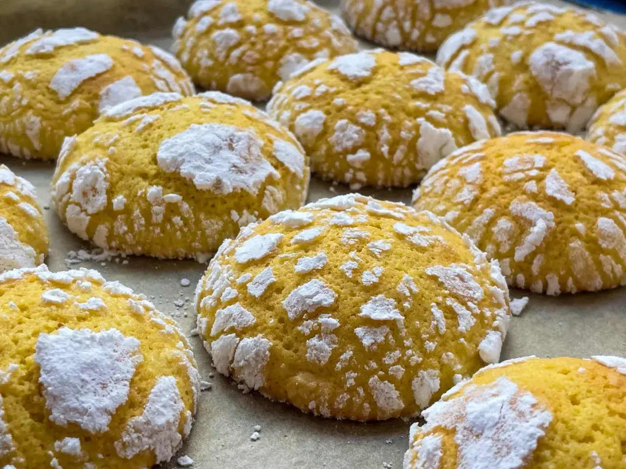 Nieudane ciastka crinkle bez pęknięć