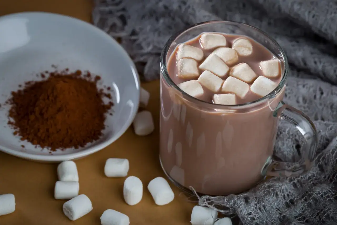 rozpuszczone pianki marshmallow w kakao