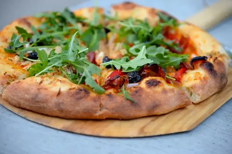 Zdjęcie Przepis na pizzę włoską na cienkim cieście, który zaskoczy Twoich gości