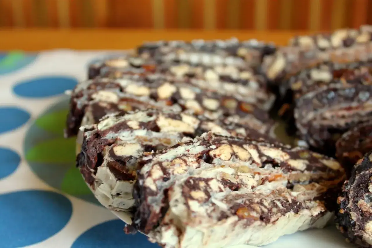 Pokrojona rolada waflowa z bakaliami, pyszny deser z czekoladą i orzechami.