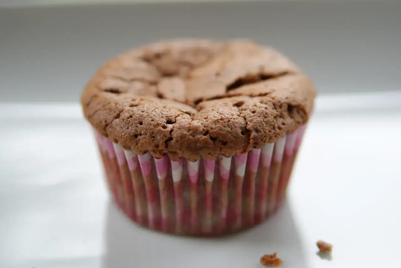Babeczki brownie z chrupiącą skórką i ciągnącym środkiem