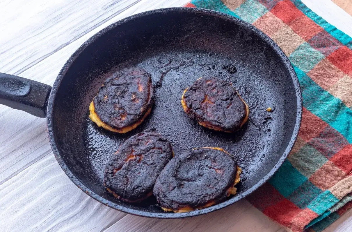 ratowanie przypalonych ciastek tarką krok po kroku