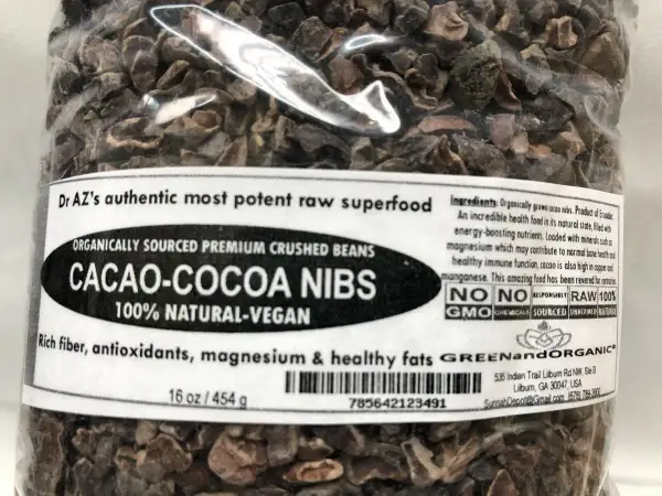 Torba z surowymi ziarnami kakaowca, z etykietą "Cacao-Cocoa Nibs".