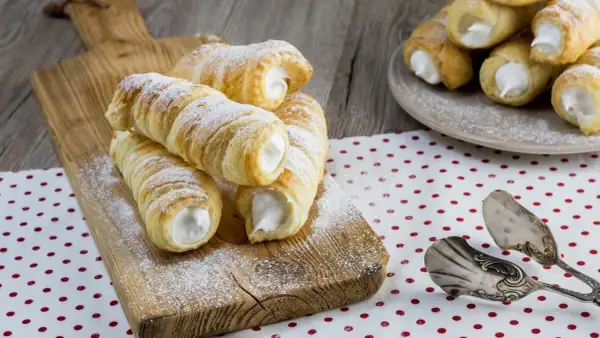 Pyszne rurki z kremem, które można zrobić bez foremek. Idealne na deser, posypane cukrem pudrem.