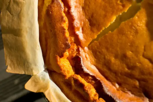 Popękany sernik? Prosta polewa z kwaśnej śmietany to ratunek!