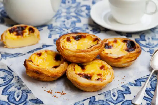 Pięć pysznych babeczek pasteis de nata, idealnych na deser. Zastanawiasz się nad pasteis de nata kcal?