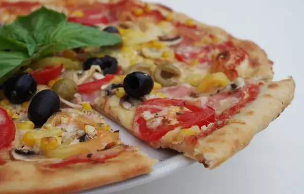 Przepis na pizzę włoską na cienkim cieście, który zaskoczy Twoich gości