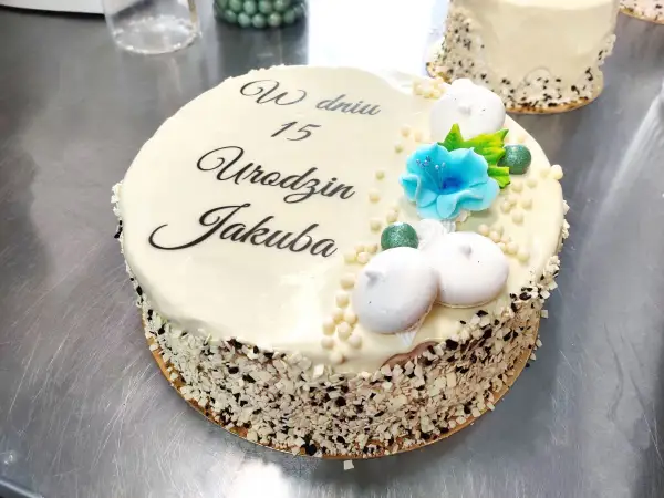 Piękny napis na torcie bez rękawa? Zobacz, jakie to proste!